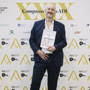 Giorgio Caporaso riceve la Menzione d’Onore al XXIX Compasso d’Oro per il progetto IncasTree. Il design per il legno: dalla scuola alle aziende, un progetto che mette al centro design sostenibile, economia circolare, valorizzazione del legno tracciato PEFC e formazionea