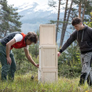 Il progetto IncasTree ha coinvolto PEFC Italia, il Centro di Formazione Professionale ENAIP di Tesero – prima scuola al mondo certificata PEFC –, Associazione Artigiani Confartigianato Trentino e cinque aziende del settore legno-arredo, creando una rete tra scuola, imprese e territorio