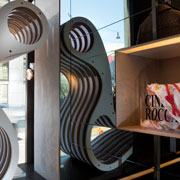 Ecodesign Collection di Lessmore: To Be vaso in cartone, in bioplastiva e vetro con Minimore personalizzati per The Room