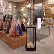 Alberi di Natale in cartone by Lessmore, Design Giorgio Caporaso nella libreria Ubik Varese. Economia circolare per un Natale Green ed ecosostenibile