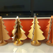 Alberi di Natale in cartone Lessmore realizzati con carte speciali